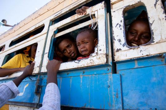 Refugiados que abandonan Etiopía por el conflicto en Tigray se despiden camino de un campamento temporal, en Hamdayet, Sudán, el 1 de diciembre.