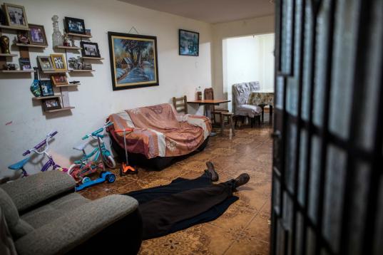 El cuerpo de Ricardo Noriega, de 77 años, en el suelo de su casa en Lima, tras no recibir ayuda médica pese a sufrir coronavirus. 