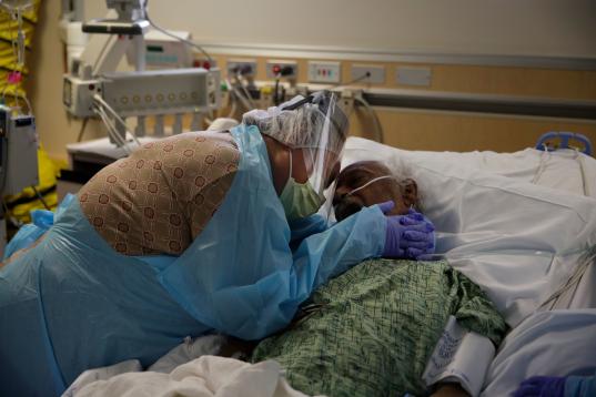 Romelia Navarro llora mientras abraza a su esposo, Antonio, en sus momentos finales a causa del coronavirus, en un hospital de Fullerton (California, EEUU). 