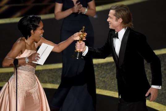 Regina King entrega a Brad Pitt su Oscar por "Once Upon a Time in Hollywood".