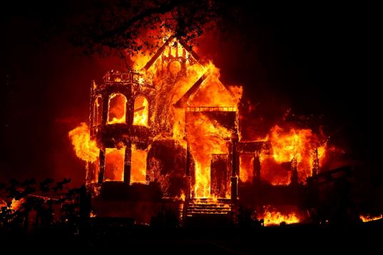 Una casa arde en Santa Helena, California, durante los incendios del pasado septiembre. 