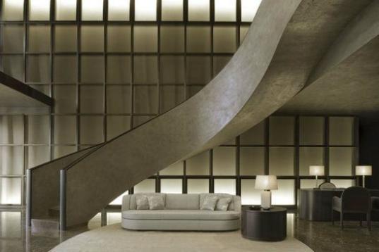 Además de celebrar sus 40 años de profesión, Giorgio Armani aprovecha esta edición de la Semana del Diseño de Milán para mostrar las últimas propuestas de su línea de diseño de interiores, Armani Casa. También inaugura en el Teatro Arm...