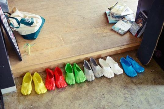 La misma técnica del Fondue Stool se utiliza para crear unas cómodas zapatillas hechas a la medida exacta de nuestro pie al sumergirlo en el PVC. Satsuki.com