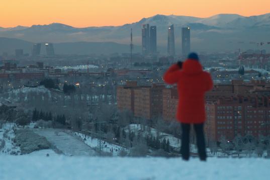 Imagen de Madrid amaneciendo con nieve.