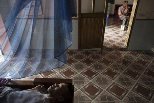 Lai Van Manh descansa en su cama, con su padre Lai Van Bien al fondo, recibiendo a unos vecinos, en Tuong An. El progenitor fue un agente de Inteligencia afectado por el agente, que ha tenido dos hijos con discapacidades varias. 