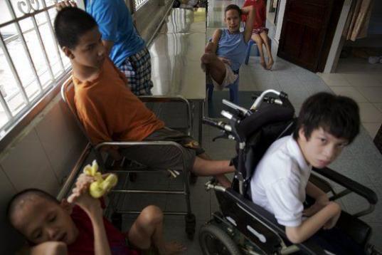 Niños discapacitados esperan para comer en el Hospital Tu Du hospital de Ho Chi Minh City.