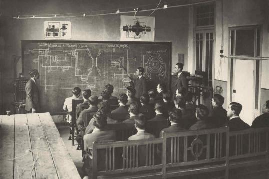 Escuela de mecánicos en Madrid. En 1925