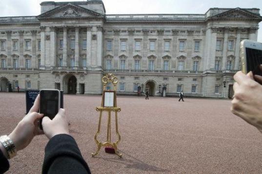 El documento más fotografiado del día, ante el Palacio de Buckingham. 