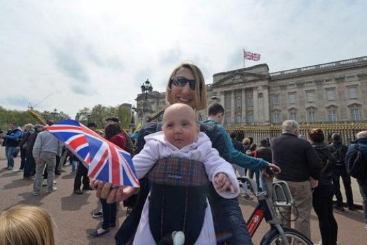En Buckingham, los bebés posan con la bandera nacional. 