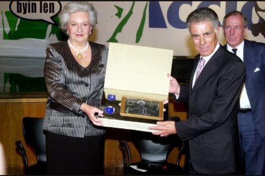 La Duquesa de Badajoz y el periodista Jesús Hermida posando durante los premios Ayuda en Acción, en 2001. 