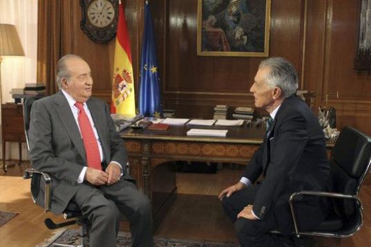 Imagen de la Casa Real que muestra a don Juan Carlos siendo entrevistado por el veterano periodista Jesús Hermida, con motivo del 75 aniversario del Monarca.