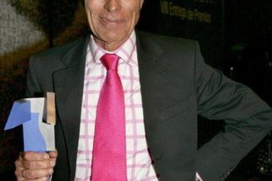 Jesús Hermida, tras recibir el Premio toda una vida, durante la gala de los VIII Premios Academia de Televisión. 