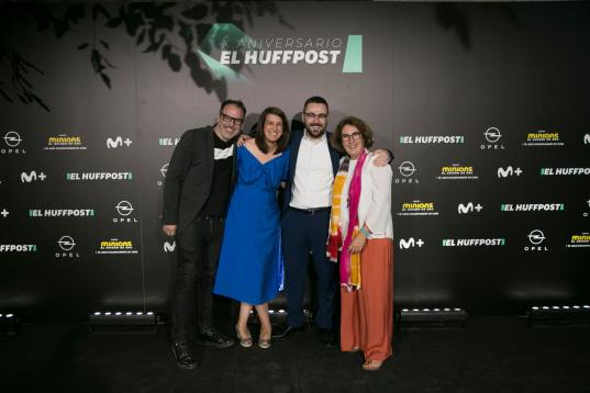 Los actuales director y subdirectora de El HuffPost, acompañados por los exdirectores Montserrat Domínguez y Guillermo Rodríguez