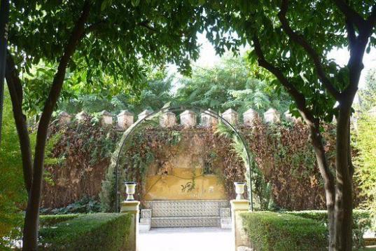 Porque no todo va a ser calor y monumentos en Sevilla, estos jardines ofrecen paseos tranquilos y refrescantes a la sombra de multitud de especies de árboles y plantas para admirar. En la propia oficina de turismo, a cinco minutos an...