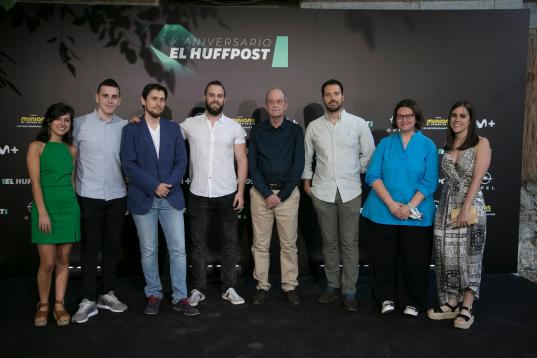 Parte del equipo de El HuffPost junto al periodista Ángel Tristán