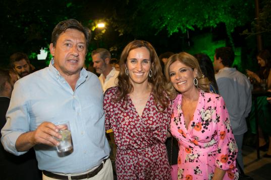 Los periodistas Javier Casqueiro y Esther Palomera, con Mónica García, de Más Madrid