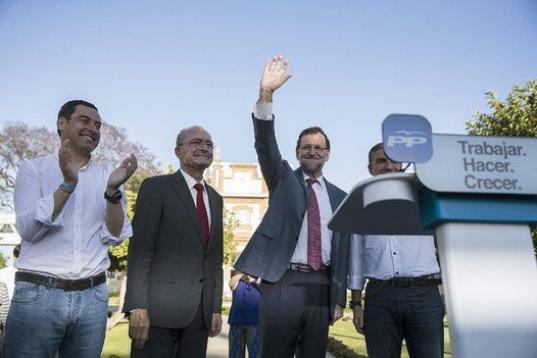 El presidente del Gobierno, Mariano Rajoy, junto al presidente del PP en Andalucía, Juanma Moreno (i); y el alcalde de Málaga y candidato del PP a la reelección, Francisco de la Torre (2i), al inicio de un acto celebrado en Málaga.