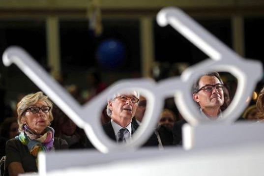 El alcalde y candidato de CiU, Xavier Trias, acompañado por el presidente de CiU y de la Generalitat, Artur Mas, al inicio de la campaña electoral en un acto celebrado en el barrio del El Guinardò de Barcelona.