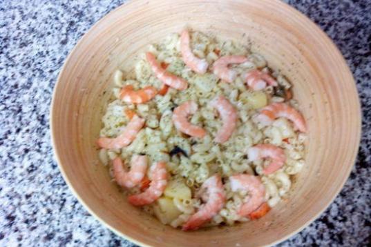 Con atún, mejillones y palitos de cangrejo. La receta la puedes ver en Cookpad. 