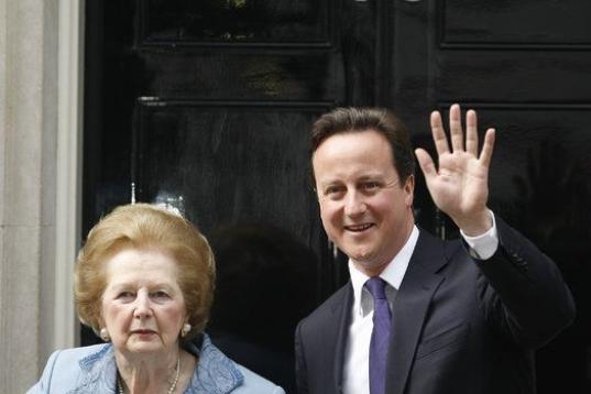 Su gran inspiración ideologica, Margaret Thatcher, posa junto a él en la residencia del primer ministro.