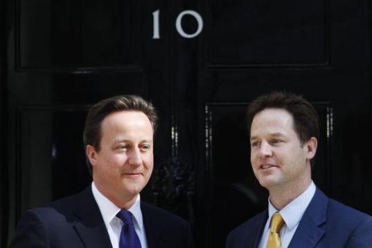 Cameron posa frente al número 10 de Downing Street junto a Nick Clegg, su aliado en su primera victoria electoral, en 2010. Los liberaldemócratas se han dado un batacazo este 2015.