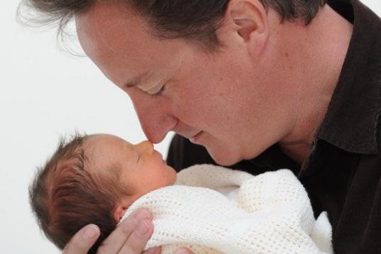 Cameron sostiene entre sus brazos a Florence, su hija pequeña recién nacida.