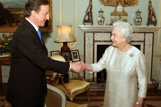 Cameron estrecha la mano de la Reina de Inglaterra.
