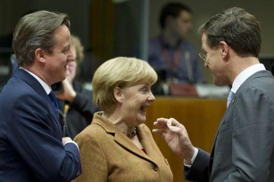Cameron charla con la canciller alemana, Angela Merkel, y con el primer ministro holandés, Mark Rutte, durante una cumbre económica de la UE.