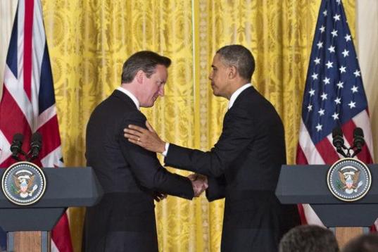 El presidente estadounidense, Barack Obama, estrecha la mano de Cameron tras una conferencia de prensa conjunta el 13 de mayo del 2013, en Washington.