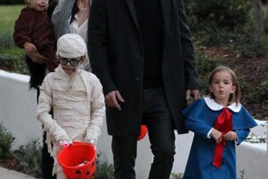Con sus tres hijos Violet, Seraphina y Samuel Affleck. Halloween de 2013