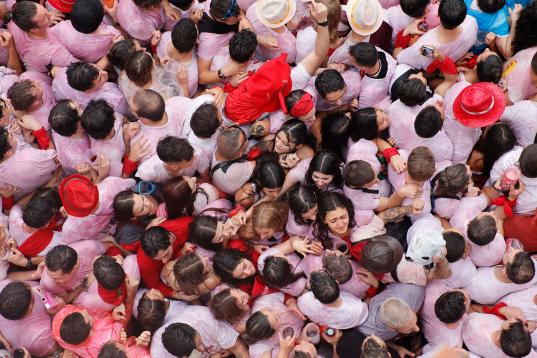GRAF4095. PAMPLONA, 06/07/2022.- Cientos de personas disfrutan tras el chupinazo en la Plaza Consistorial de Pamplona este miércoles dando comienzo a los Sanfermines 2022. EFE/Villar López
