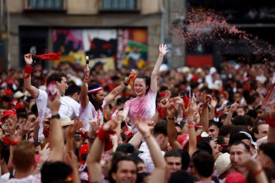 GRAF4031. PAMPLONA, 06/07/2022.- Un grupo de jóvenes disfruta en la Plaza Consistorial de Pamplona este miércoles antes del chupinazo de los Sanfermines 2022. EFE/Rodrigo Jiménez
