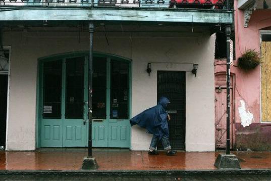 Un hombre camina por el Barrio Francés de Nueva Orleans, Louisiana, el 23 de septiembre de 2005. Fuertes lluvias y el viento comenzaron a azotar el estado al paso del huracán Rita por el Golfo de México, sólo tres semanas después de la deva...