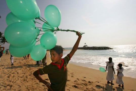 Un muchacho de Sri Lanka sostiene unos globos junto a otros niños antes de que la multitud los deje ir para concienciar sobre el agua, en un evento patrocinado por la Fundaciñón por el Bien, el 26 de diciembre de 2005 en Seenigama. El tsunami...