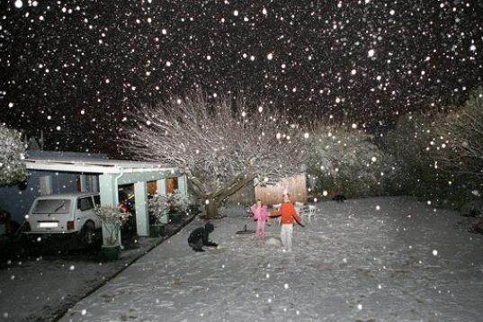 Los niños juegan en la nieve en Johannesburgo el 27 de junio de 2007. La inesperada nevada causó problemas en la ciudad y otras partes de Sudáfrica, obligando a cerrar varias carreteras. Una portavoz del servicio meteorológico nacional prono...
