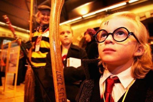 Fans de Harry Potter se preparan para coger un tren de vapor de la estación central de Sydney (Australia) a un luhar secreto para ver el esperado desenlace de la séptima y última novela de la saga, Harry Potter y las reliquias de la muerte, e...