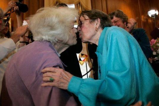 Una pareja de lesbianas, Del Martin (izquierda) y Phyllis Lyon (derecha), se besa tras ser proclamadas matrimonio por el alcalde de San Francisco, Gavin Newsom, en una ceremonia privada en el ayuntamiento de la ciudad el 16 de junio de 2008. Fue...