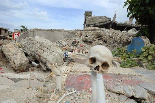 Una calavera humana clavada en un poste cerca de un edificio destruido por un terremoto el 25 de agosto 2010 en Puerto Príncipe, Haití.
