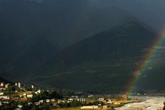 Un arcoiris brilla sobre las montañas de la región de Svanetia (Georgia) el 8 de septiembre de 2010. En lo alto del Cáucaso, un paisaje salvaje de picos cubiertos de glaciares, valles boscosos y pueblos formados alrededor de torres medievales...