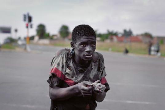 El fotógrafo Pieter Hugo captura la fractura social en la Sudáfrica contemporánea en 2011, marcada por las cicatrices del colonialismo y el apartheid. Sus imágenes viscerales de desconocidos unen la esfera personal y política y muestran el ...