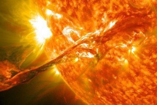 El 31 de agosto de 2012, un largo filamento de materia solar que planeaba sobre la atmósfera del Sol, la Corona, se disparó hacia el espacio a las 4:36 p.m. Esta foto apareció en la cuenta de Flickr del centro de vuelo de la NASA Goddard.