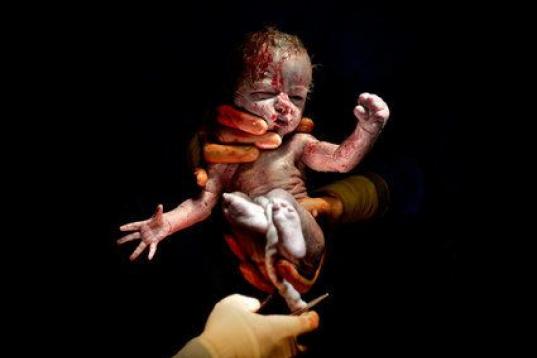 La misión del fotógrafo Christian Berthelot es simple: "Mas allá de clichés y lugares comunes, quería mostrarnos tal cual somos al nacer". Estas fotos de un bebé llamado Leanne fueorn tomadas el 8 de abril de 2014.
