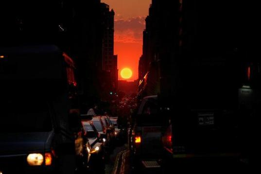 Dos veces al año la puesta de sol se alinea con el cuadriculado urbano de Manhattan. A este fenómeno se le llama Manhattanhenge, en honor a la alineación que ocurre en Stonehenge, en Inglaterra.

FOTO: Diana Robinson (Flickr)