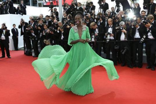 La actriz, con vestido verde y corona del pelo de Gucci.

Día: miércoles 13 de mayo, en la ceremonia de inauguración y presentación de La Tete Haute . 