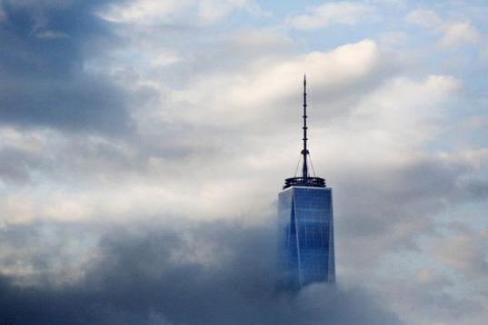 Ahí arriba, entre las nubes, emergen los últimos pisos de la torre del One World Trade Center de Nueva York, el edificio construido sobre parte del terreno de las malogradas Torres Gemelas. El 29 de mayo abre al público el observatorio que of...
