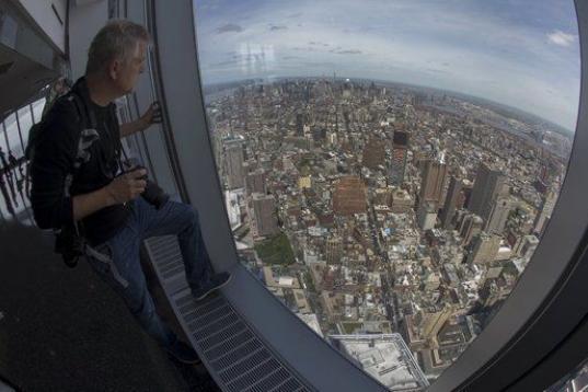 Algunos periodistas han podido estrenar las vistas, a más de 400 metros de altura, sobre las calles del sur de Manhattan. 