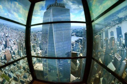 Hasta hoy. El vídeo incluye en un metabucle el edificio donde el vistante se eleva en ascensor, el nuevo conquistador de las nubes neoyorquinas. 