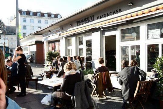 Menos conocido que el concurrido Naschmarkt —pero igual de coqueto—, el Karmelitermarkt se ha convertido en un referente para los paladares más sibaritas: desde restaurantes de alta cocina como el Vincent hasta establecimientos más alterna...