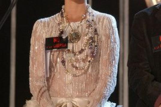 La actriz decidió que en la ceremonia de 2003 llevaría dos estilismos, ambos de Chanel. Fue una gala marcada por el ‘No a la guerra’, lema que Pe (y muchos otros) lucieron en forma de insignia.
