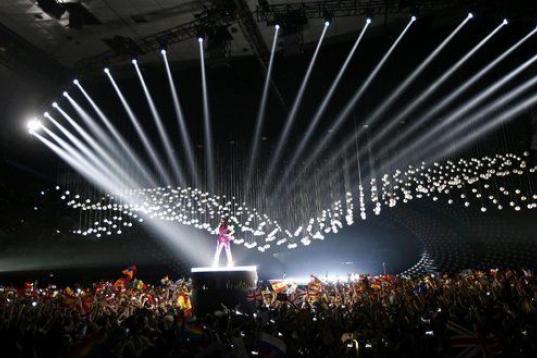 La ganadora de Eurovisión 2014 abrió la gala cantando Building Bridges
